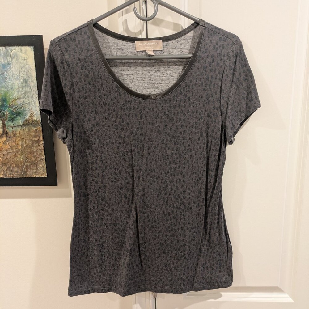2/$15 Banana Republic luxe touch scoop neck shirt